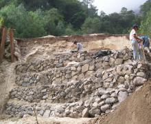 Muro de contención en camino Quimixtlan